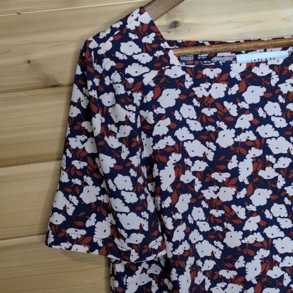 Lark & Ro Floral Print Short Sleeve Blouse Size Medium - Picture 3 of 8
